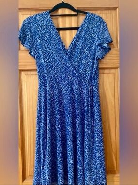 Kaileigh Blue Floral Wrap Dress Midi Flutter Sleeve Tie Waist Size M